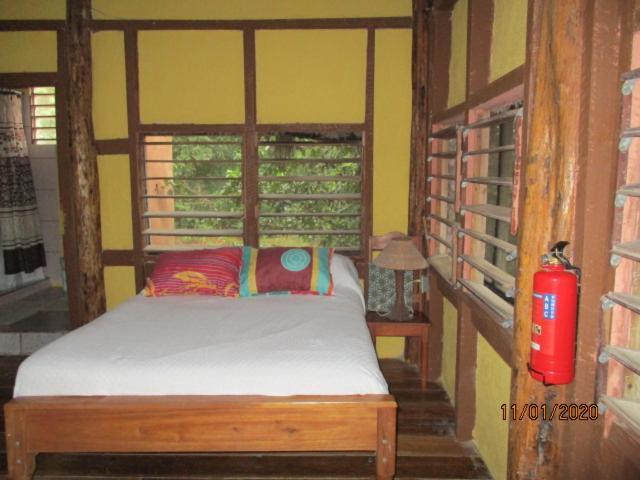 Cerros Beach Inn 코로잘 외부 사진